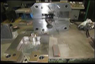 金型製作の現場風景